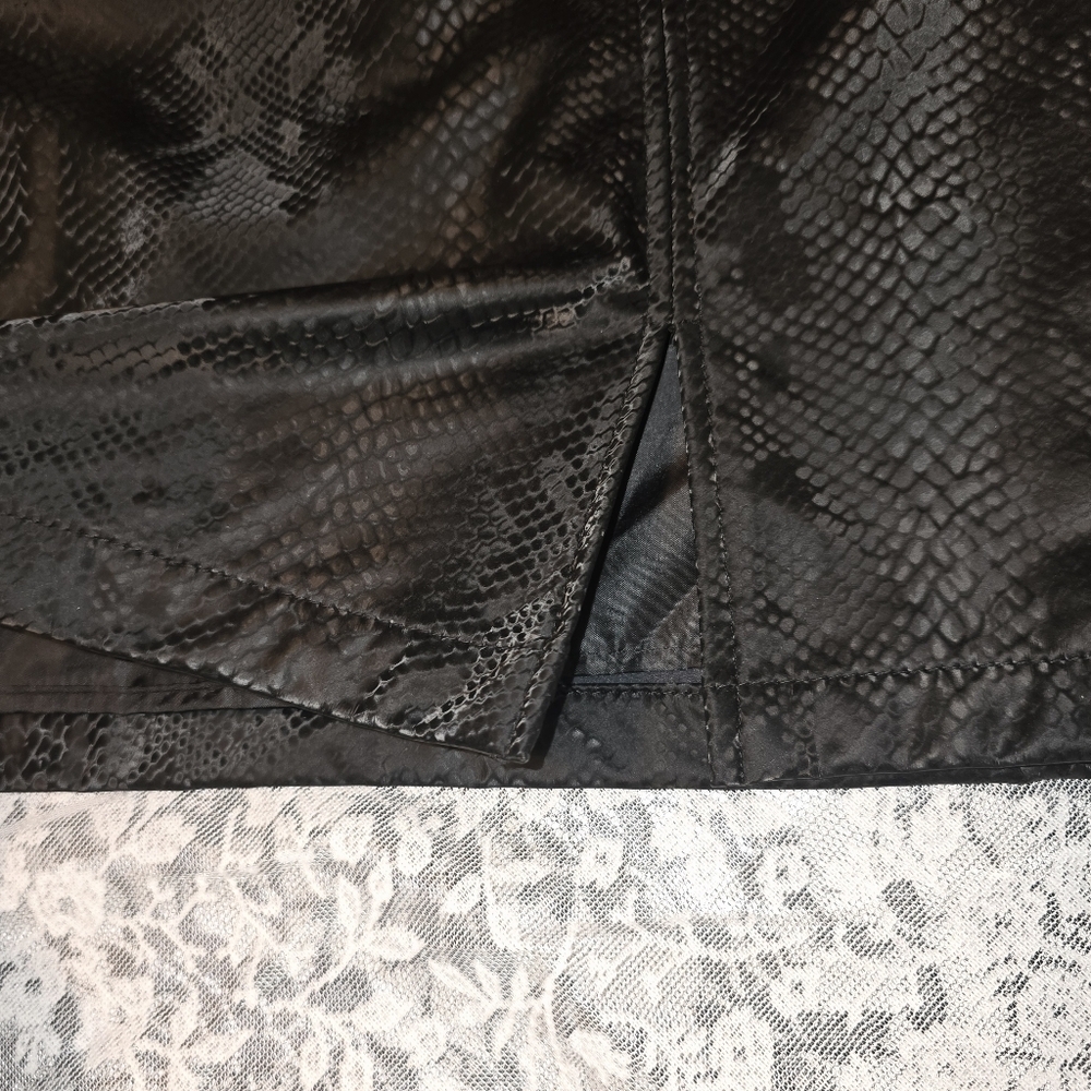 Juicy Couture Black Faux Snakeskin Mini Skirt XL NWT - Picture 5 of 6